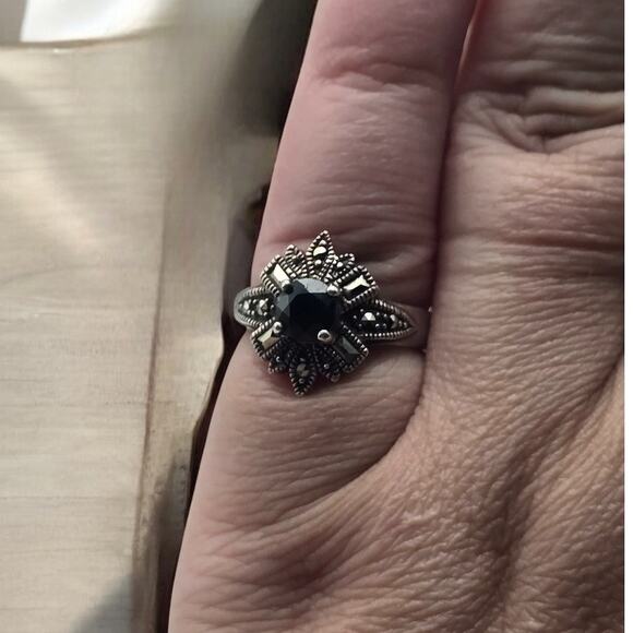 Onyx and Marcasite Vintage Sterling Silver 925 Ring Size 8 - Picture 4 of 7